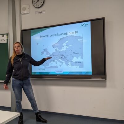 Predavanje osnovnošolcem o škodljivosti kajenja Predavanje učencem zadnje triade OŠ Miška Kranjca Ljubljana o škodljivosti kajenja in porastu uporabe e-cigaret ter naprav za segrevanje tobaka